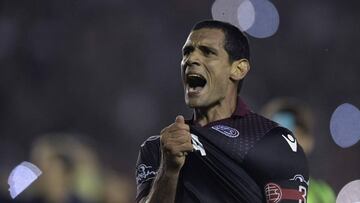 Argentina&#039;s Lanus forward Jose Sand celebrates after defeating Argentina&#039;s River Plate 4-2 during their Copa Libertadores semifinal second leg football match and qualifying to the final, in Lanus, on the outskirts of Buenos Aires, on October 31, 2017. / AFP PHOTO / Juan MABROMATA