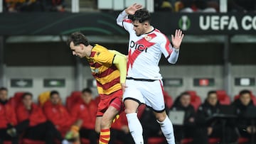 Bialystok (Poland), 11/12/2025.- Dawid Drachal (L) of Jagiellonia Bialystok in action during the UEFA Conference League soccer match between Jagiellonia Bialystok and Rayo Vallecano in Bialystok, Poland, 11 December 2025. (Polonia) EFE/EPA/Michal Zielinski POLAND OUT