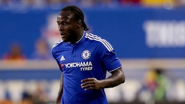 Victor Moses, quien abandonó Nigeria por la ley islámica, recibió la devastadora noticia cuando era apenas un niño de 11 años de que sus padres habían sido asesinados en su casa por terroristas musulmanes. Luego de algunos días escondido, Moses abandonó el país africano para hacer nueva vida en Inglaterra.