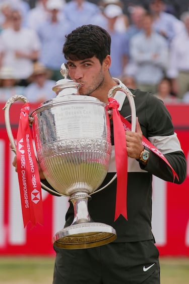 Carlos Alcaraz besa el trofeo. 
