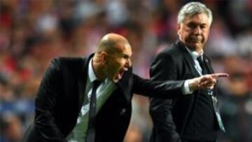 Zidane da instrucciones ante Ancelotti en la etapa del francés como ayudante del italiano.