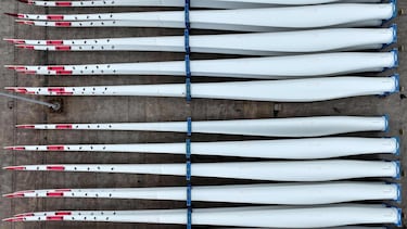 La megaconstrucción china que convierte aspas viejas de molinos de viento en murallas contra el desierto