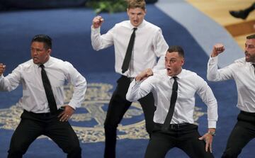 Israel Dagg, Jordie Barrett, Keven Mealamu, y Conrad Smith, jugadores de los All Blacks, la selecci¨®n masculina de rugby de Nueva Zelanda, realizan la "haka", danza tradicional Maor¨ª durante la ceremonia de entrega de los Premios Princesa de Asturias 2017 de los Deportes