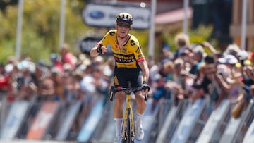 El ciclista australiano Rohan Dennis celebra su victoria en la segunda etapa del Santos Tour Down Under.