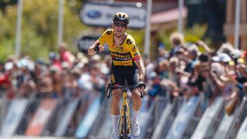 Rohan Dennis celebra su victoria en el Tour Down Under 2023.