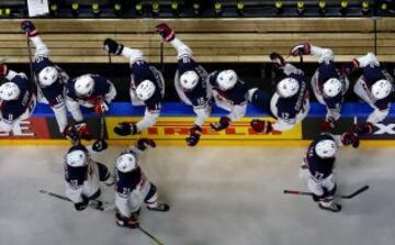 Miembros del equipo de Estados Unidos celebran un gol durante el Mundial de Hockey hielo, en el partido ante Dinamarca.