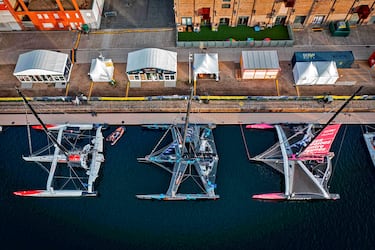 Preciosa fotografía aérea en la que se pueden apreciar desde un ángulo un tanto inusual veleros amarrados en los muelles antes del inicio de la regata de vela en dúo Transat Cafe l’OR (antigua Transat Jacques Vabre) de Le Havre a Fort-de-France, en Le Havre (Francia). Los barcos MOCA, Ocean Fifty, ULTIM y Class40 tomarán la salida el próximo domingo.