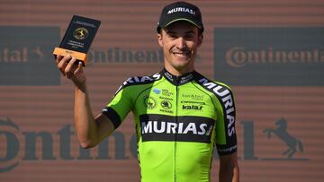 Sergio Samitier, del Euskadi-Murias posa con el premio al ciclista más combativo tras la decimoquinta etapa de la Vuelta a España 2019 con final en el Santuario del Acebo.