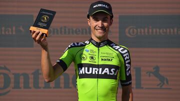 Sergio Samitier, del Euskadi-Murias posa con el premio al ciclista m&aacute;s combativo tras la decimoquinta etapa de la Vuelta a Espa&ntilde;a 2019 con final en el Santuario del Acebo.