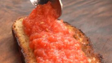Un popular cocinero inglés prepara así el clásico pan con tomate español y se monta la marimorena