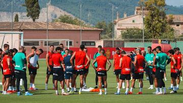 La plantilla del Real Mallorca en una sesión de entrenamiento en la Ciudad Deportiva de Son Bibiloni.
