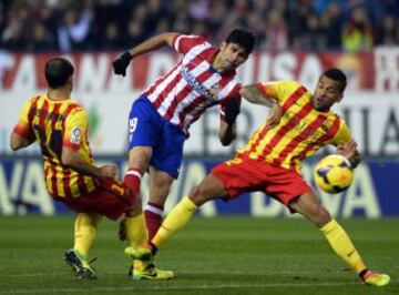 Diego Costa entre Mascherano y Alves.