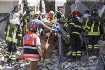 ITA63 FONTE DEL CAMPO (ITALIA) 24/08/2016.- Miembors de los servicios de emergencia buscan personas atrapadas bajo un edificio derrumbados por el terremoto en Fonte del Campo, cerca de Accumoli, en el centro de Italia, hoy, 24 de agosto de 2016. Al menos 38 personas murieron y decenas están heridas o desaparecidas en el devastador terremoto de 6 grados que esta madrugada sacudió el centro de Italia y que ha recordado al trágico seísmo que asoló la cercana zona de L'Aquila en 2009, en el que hubo más de 300 muertos. EFE/Angelo Carconi