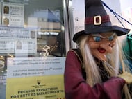 Décimos para el Sorteo de El Niño en una administración de lotería, a 26 de diciembre de 2024, en Madrid (España). Tras la celebración del Sorteo de Navidad, ha comenzado la compra de décimos para el Sorteo de El Niño en las administraciones de lotería. El Sorteo Extraordinario de El Niño, que tendrá lugar el próximo 6 de enero, ha consignado por el momento billetes de lotería por un valor de 118,74 millones de euros en la Comunidad de Madrid. Además, se han expelido 593.691 billetes en la región.
26 DICIEMBRE 2024;RECURSOS;SORTEO;NIÑO;ENERO;LOTERÍA;DÉCIMOS;COLAS;COMPRA
Jesús Hellín / Europa Press
26/12/2024