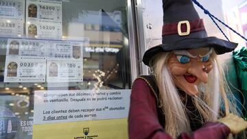 Décimos para el Sorteo de El Niño en una administración de lotería, a 26 de diciembre de 2024, en Madrid (España). Tras la celebración del Sorteo de Navidad, ha comenzado la compra de décimos para el Sorteo de El Niño en las administraciones de lotería. El Sorteo Extraordinario de El Niño, que tendrá lugar el próximo 6 de enero, ha consignado por el momento billetes de lotería por un valor de 118,74 millones de euros en la Comunidad de Madrid. Además, se han expelido 593.691 billetes en la región.
26 DICIEMBRE 2024;RECURSOS;SORTEO;NIÑO;ENERO;LOTERÍA;DÉCIMOS;COLAS;COMPRA
Jesús Hellín / Europa Press
26/12/2024