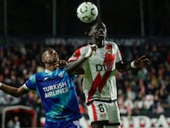 MADRID, 19/03/2026.- El centrocampista senegalés del Rayo Vallecano Pathé Ciss (d) despeja un balón de cabeza durante el partido de vuelta de octavos de final de la Liga Conferencia entre el Rayo Vallecano y el Samsunspor, este jueves en el estadio de Vallecas. EFE/ Juanjo Martín