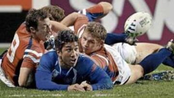 <b>MUY PELEADO. </b>El samoano Fa'atau (Samoa) es bloqueado por los estadounidenses Erskine y Lentz.