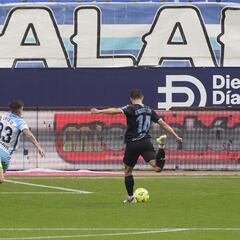 El Almería aprovecha terribles errores del Málaga para seguir volando