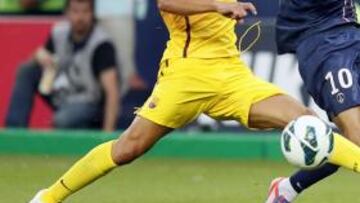 <b>REGRESO. </b>Puyol junto a Nené, del PSG, en el partido en París.