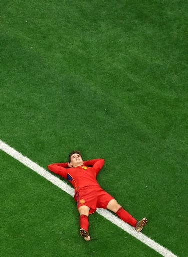 El joven centrocampista de la selección española, Gavi, se lamenta sobre el terreno de juego tras una ocasión fallada.