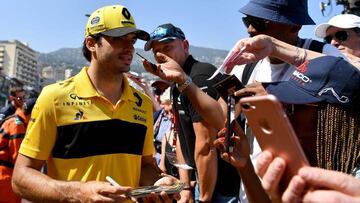 Carlos Sainz firmando aut&oacute;grafos en M&oacute;naco.