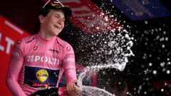 Longo Borghini, con la maglia rosa, en el podio de Brescia.