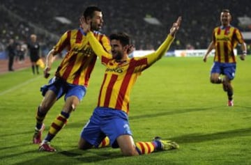 Los jugadores del Valencia celebran el gol del lateral derecho del Valencia, Antonio Barragán, contra el Ludogorets Razgrad durante el partido de ida de los octavos de final de la Liga Europa, en el estadio nacional Vasil Levski, en Sofía.