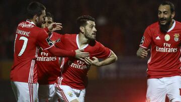 Pizzi mantiene líder al Benfica