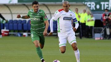 Futbol,  Deportes Temuco vs Audax Italiano
 Sptima fecha, campeonato de Clausura 2016/17
 El jugador de  Deportes Temuco Audax Italiano  Marcos Riquelme, disputa el balon contra Deportes Temuco Audax Italiano durante el partido de primera division disputado en el estadio German Becker de Temuco, Chile
  Ricardo Ulloa/Photosport
 *************
 
 Football, Deportes Temuco vs Audax Italiano
 7th date, Clousure Championship 2016/17
 Deportes Temuco&#039;s, Audax Italiano&#039;s player Marcos Riquelme, battles for the ball against  Deportes Temuco, Audax Italiano during the first division football match at the German Beckar stadium in Temuco, Chile.
 20/03/2017
  Ricardo Ulloa/Photosport