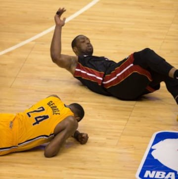 Dwyane Wade cae junto a Paul George.