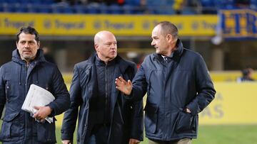 Pepe Mel charla con Víctor Fernández.