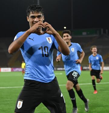 Otro de los uruguayos que aparecen en esta lista, es el futbolista de River Plate de Montevideo y con 16 años, marcó su primer gol en el fútbol charrúa.