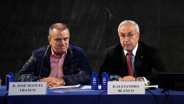 Jos¨¦ Manuel Franco (izda.) y Alejandro Blanco, durante la asamblea del COE.