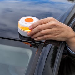 Ni baliza V-16 ni triángulos: el elemento que siempre debes llevar en tu guantera con multas de 200 euros y 4 puntos de carnet