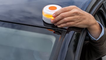 El V16 es un dispositivo de preseñalización de accidentes que viene a sustituir a los clásicos triángulos para indicar que el vehículo ha quedado inmovilizado en la calzada o que su carga se encuentra caída sobre la misma