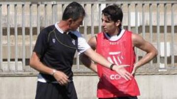 <b>ESTUDIOSO. </b>Lucas Alcaraz no descuida todas las alternativas que tiene para configurar el ataque del Córdoba ante el Elche.