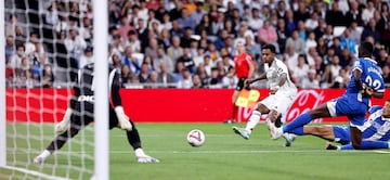 3-0. Jugada individual del brasileño al comienzo de la segunda mitad. Arranca por su banda con el balón pegado a las botas, cambia de ritmo para dejar atrás a Carlos Benavídez y define con su pierna derecha, raso y por debajo de las piernas de Antonio Sivera.