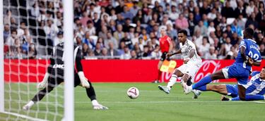 3-0. Jugada individual del brasileño al comienzo de la segunda mitad. Arranca por su banda con el balón pegado a las botas, cambia de ritmo para dejar atrás a Carlos Benavídez y define con su pierna derecha, raso y por debajo de las piernas de Antonio Sivera.