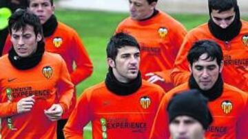 <b>VAN CON TODO. </b>Villa, acompañado en la imagen del entrenamiento de ayer por Baraja y Asier del Horno, será el principal argumento de un Valencia que irá con todo esta noche.