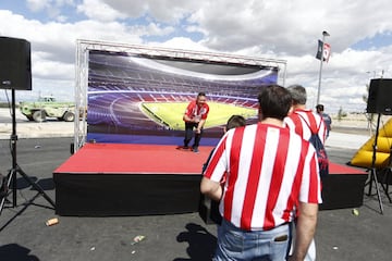 Desde las 10:00 de la mañana los aficionados atléticos celebran el estreno del nuevo estadio rojiblanco Wanda Metropolitano en los alrededores del estadio.
