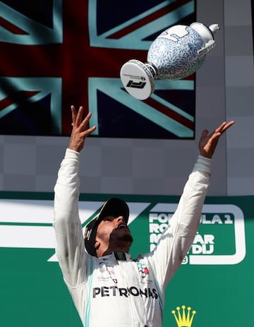 Lewis Hamilton celebra la victoria de carrera en el podio. 