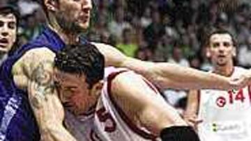 FRENADO. Gurovic frenó a Turkoglu y Yugoslavia al anfitrión.