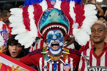 Fans of Colombia's Junior cheer their team on during a Copa Libertadores round of sixteen first leg soccer match against Chile's Colo Colo at the Metropolitano Roberto Melendez stadium in Barranquilla, Colombia, Tuesday, Aug. 20, 2024. (AP Photo/Fernando Vergara)

Associated Press/LaPresse

PUBLICADA 22/08/24 NA MA32 5COL CONTRAPORTADA FOTO FINISH 