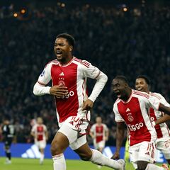 Bergwijn y Akpom marcan la vuelta del Ajax