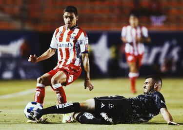 El uruguayo, un habitual en los últimos años en los entrenos de Simeone, ha tomado una vía más exótica que sus compañeros de más nivel en el Atleti B. Después de pasar medio curso en el Zaragoza, el centrocampista puso rumbo al Atlético de San Luis, el club mexicano con convenio con el rojiblanco. A sus 21 años quiere hacerse fuerte en la primera división del país norteamericano y ha comenzado con una gran trascendencia en el equipo, titular indiscutible.   