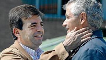 <b>ENCUENTRO. </b>Pedro Bravo y Francisco Pernía se saludan ayer con AS como único testigo.
