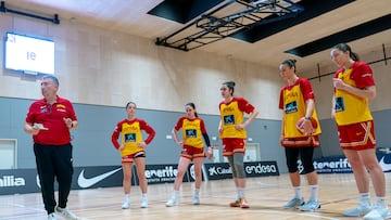 Miguel Méndez, seleccionador nacional, da instrucciones a sus jugadores durante un entrenamiento.