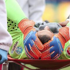 Diego López, trasladado al hospital por este choque con Sadiku