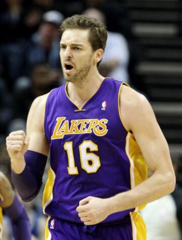 Pau Gasol celebra una canasta.