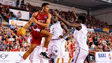 MANRESA (BARCELONA), 11/10/2022.- El ala-pívot del Baxi Manresa Tyson Pérez (i) lucha contra el alero americano del VEF Riga Devondrick Walker (d), durante el encuentro de la jornada 2 de la Liga de Campeones de baloncesto que Baxi Manresa y el VEF Riga disputan este martes en el Pabellón Nou Congost de Manresa. EFE/Siu Wu
